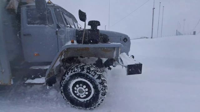 Сотрудники сахалинской полиции доставили хлеб гражданам во время снежной бури