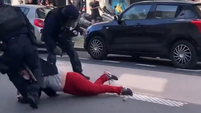 Полицията във Франция бие наред протестиращите - жени, тинейджъри, няма значение