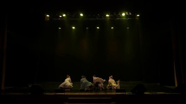 При дворе