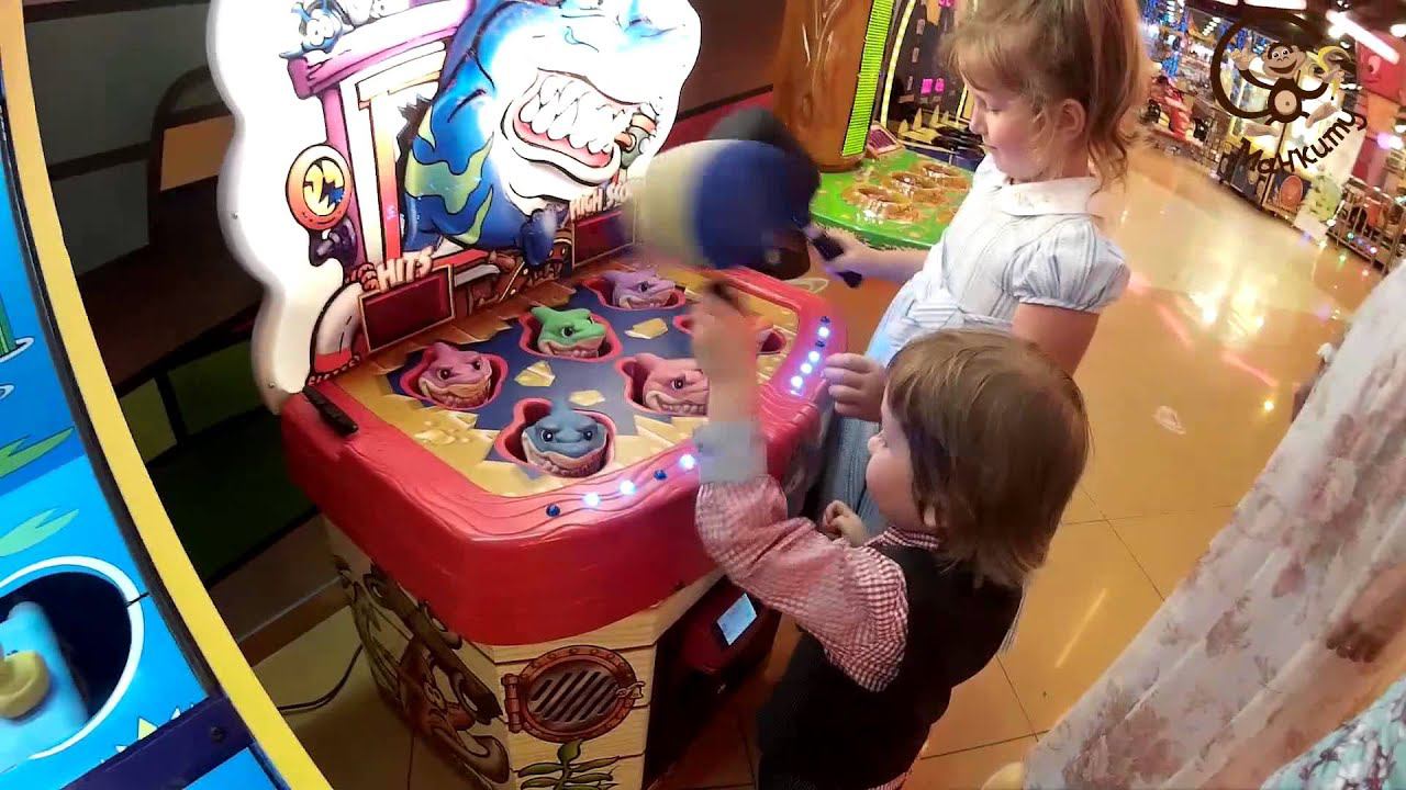 Дети играют в автоматы / Children's games. Children playing in the machines МанкитуИгры #  6