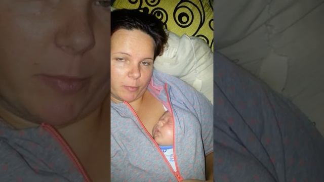 СМЕШНОЕ ВИДЕО!!! малыш храпит во сне за пазухой у мамы