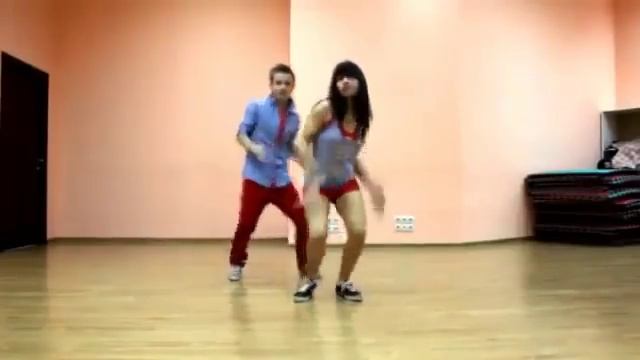 Пацан танцует ваще от души