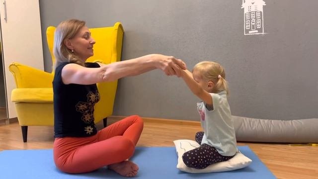 йога  доя моей внучки-это веселая , подвижная игра  с бабушкой
