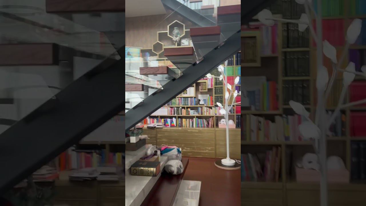 Красивая лестница на монокосоуре. Дизайнерская лестница вписалась в интерьер дома в Севастополе.