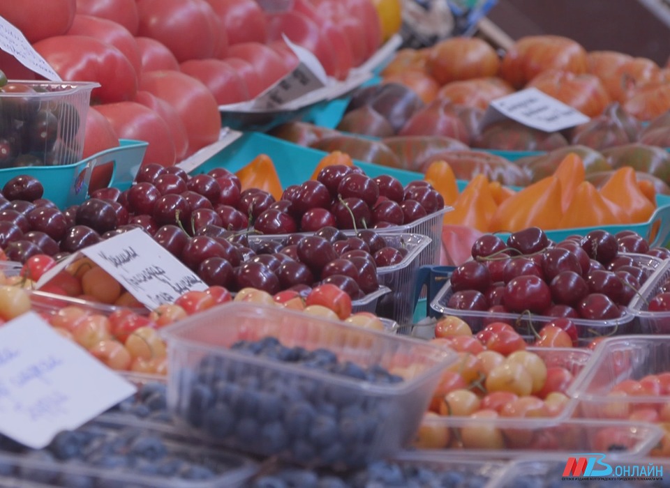 Волгоградцы покупают на городских рынках и ярмарках сезонные овощи, фрукты и ягоды