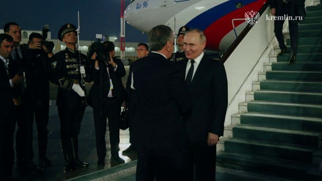 Владимир Путин прибыл в столицу Узбекистана Ташкент с двухдневным государственным визитом

В аэропор