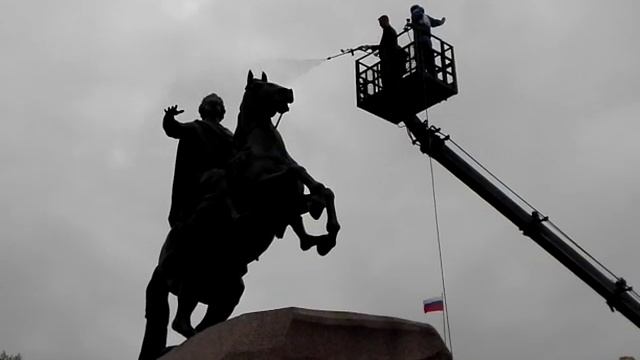 Виллаш-Боаш и Вячеслав Малафеев помыли Медный всадник