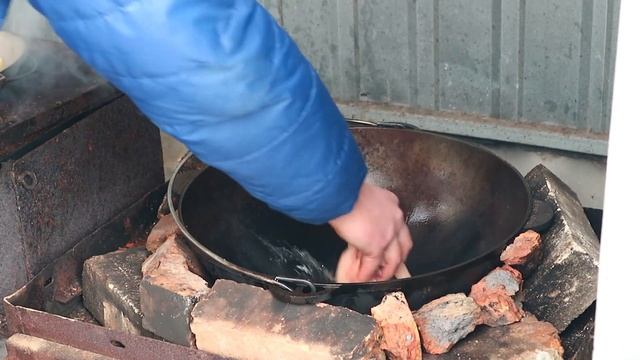 Лапша ВОК в казане на костре