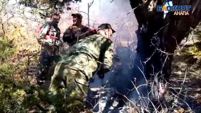 Тушить пожар в Утрише под Анапой помогали сотрудники поискового отряда Вымпел