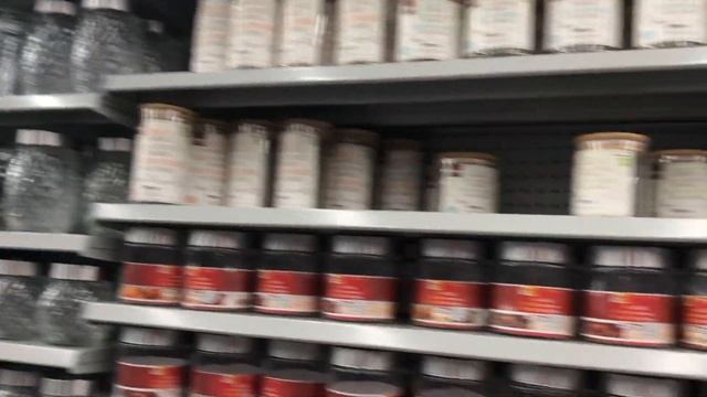 Тарелки, пиалы и стеклянная кухонная утварь в магазине «Долларама»