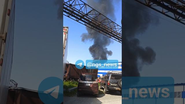 В Кировском районе неподалеку от Винаповского моста загорелись склады.