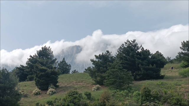 Облака стекают с гор.  Ялта