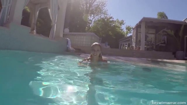 Подводный ангел в чистой раздавите батт бикини