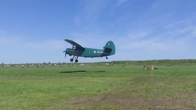 Взлет самолета Ан-2 с полевого аэродрома с грунтовой полосы.