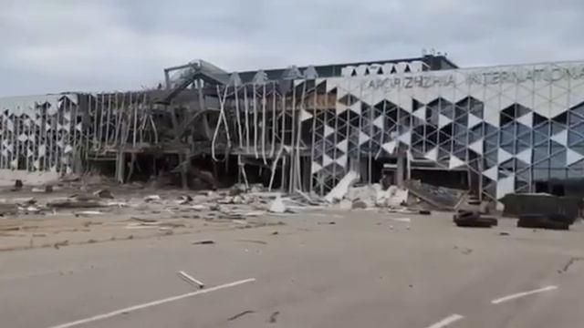 ВС РФ нанесли удар по аэропорту Запорожья.
В результате было повреждено здание, в котором ВСУ,