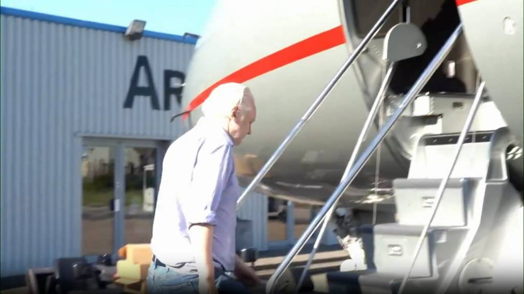 Ассанж освободился из тюрьмы и покинул Великобританию на самолёте — видео