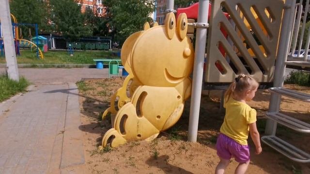 Летом Тася на детской дворовой площадке.