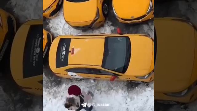 Сердце из машин такси на 14 февраля  москвич сделал необычное предложение своей девушке