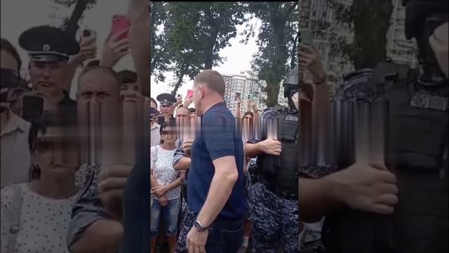 🇷🇺Люди вышли на улицу из-за отсутствия электричества:мэр Краснодара вышел успокоить жителей города
