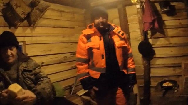 НА РЫБАЛКУ!!! Ночуем в лесной избушке!!!