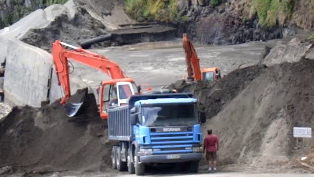Daewoo loading Scania  8x4