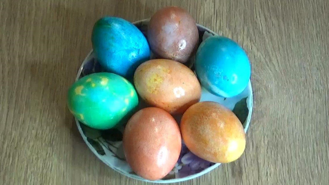 Как красиво покрасить яйца на пасху