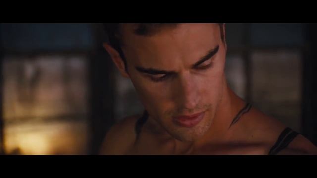 DIVERGENTE - Primer clip de la película - Cuatro muestra su tatuaje