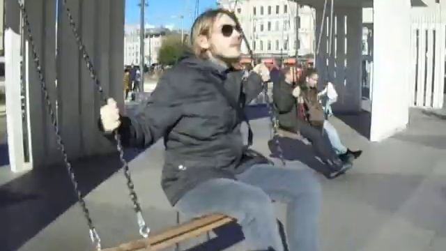 на Маяковской  тестирую качели