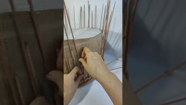 Плетем поднос из бумажной лозы