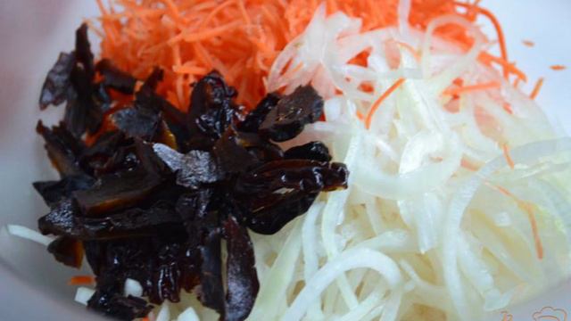 Луково-морковный салат с черносливом