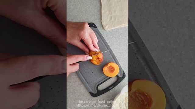 Слойки с творогом и персиками