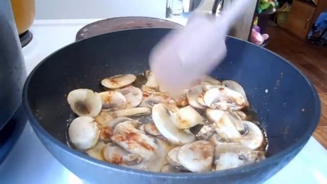 Пицца с грибами, сыром и колбасой на без дрожжевом тесте. Вкуснотища! Pizza with mushrooms.