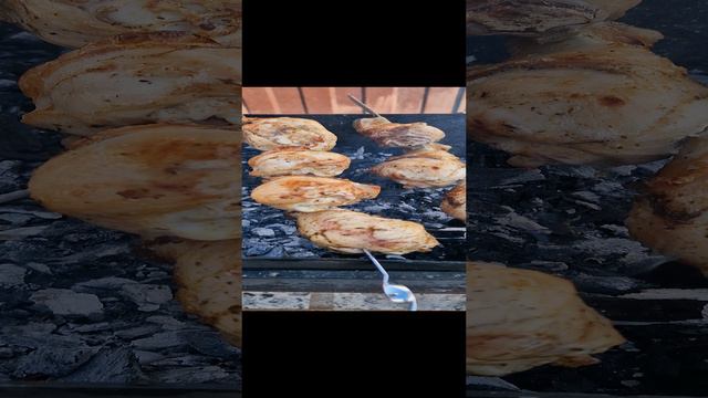 жарим курочку на мангале#курица на шампурах#курица гриль#равномерно обжариваем мясо