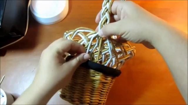Ажурная корзинка из газетных трубочек. Урок 5 Обрезаем трубочки доделываем ручку