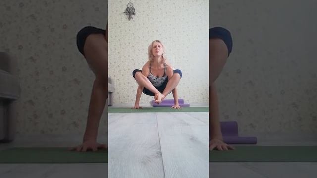 Йога. Переход из двипада бхуджасаны в титтибхасану