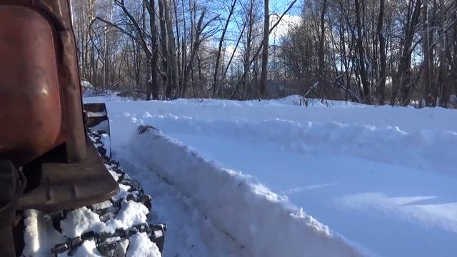 Старина ДТ-75 в деле.Разгребаем снег и навоз.