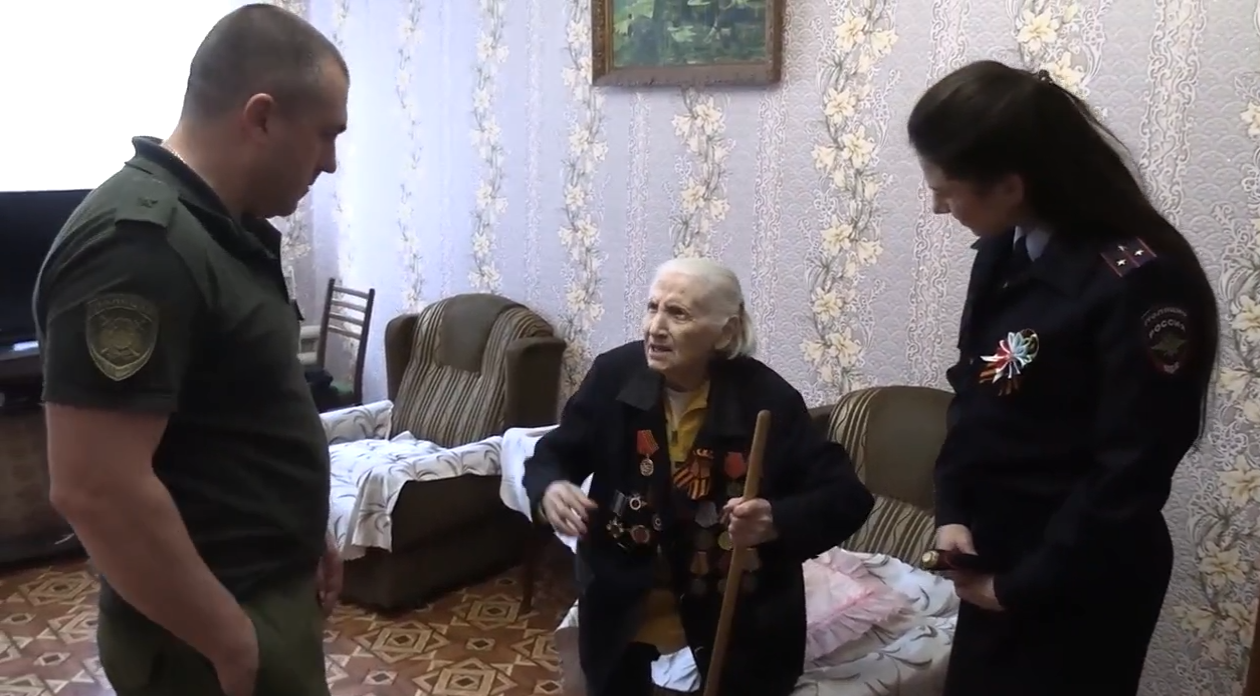 В Луганской Народной Республике полицейские навестили ветерана Великой Отечественной войны