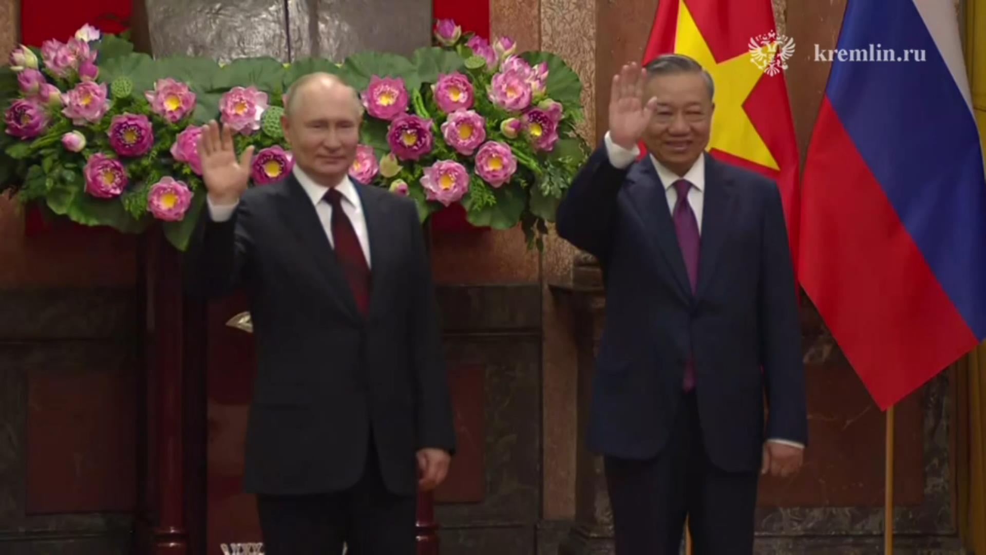 Почетный караул, красная дорожка, оркестр и очередь к Аурусу: Как Вьетнам встречал Владимира Путина