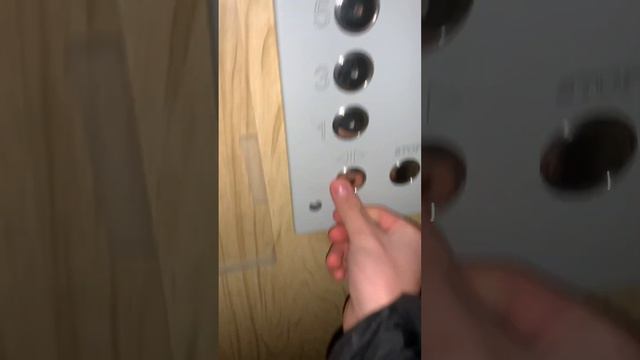 Думал что застрял в лифте, а оказалось надо было просто нажать кнопку!?!!?