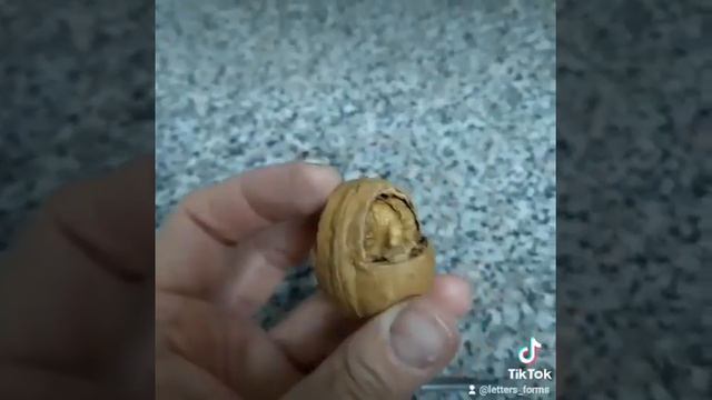 Делаю маленькую игрушечную корзинку из скорлупы грецкого ореха. Использую дриммер с диском.