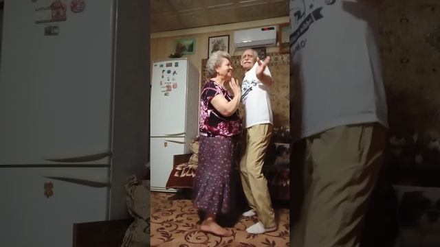 Где-то за лесом избушка стояла.