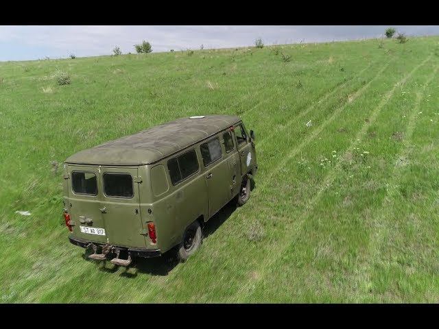 Переднеприводная УАЗ Буханка обосралась на маленькой горочке