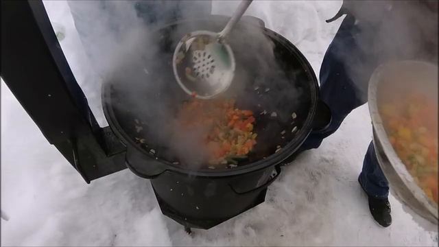 Свиные рёбрышки в пиве, в казане на костре!.mp4