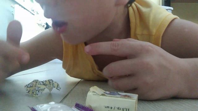 Привет ребята   я буду есть конфети ставьте лайки