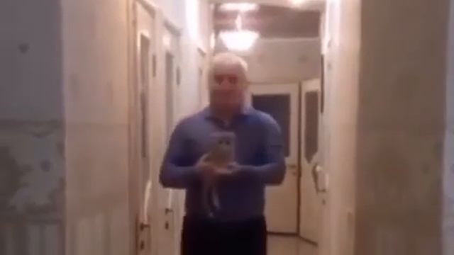 два мальчика катаются