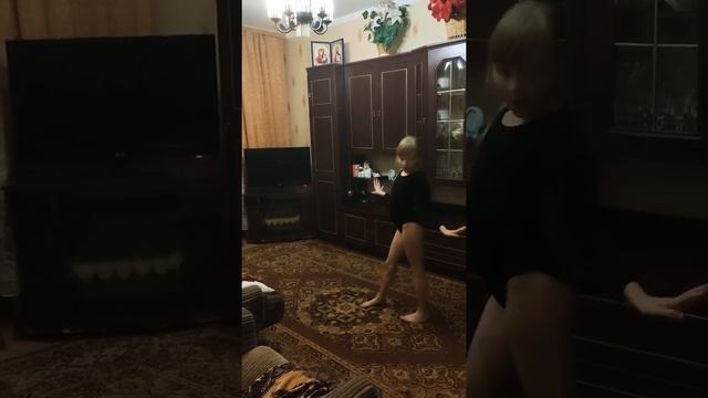 гимнастическое выступление и танец