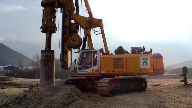 Bauer BG 36H drill in water