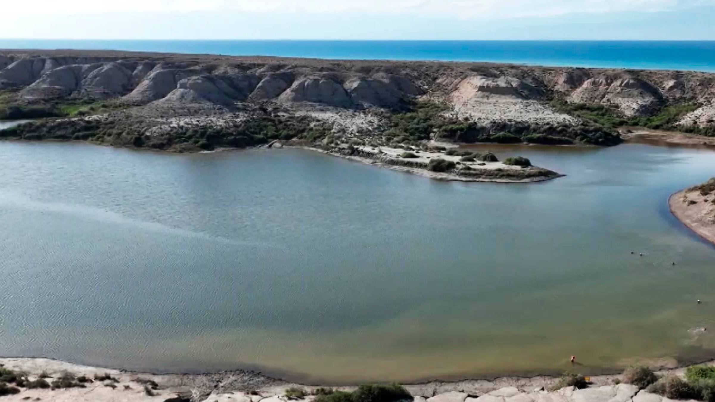 Туристы со всего света едут на соленое озеро Тузкель в Кыргызстан