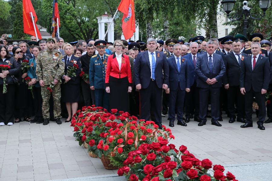 Казбек Коков возложил цветы к мемориалу «Вечный огонь славы»