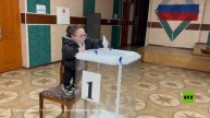 أقصر فتاة في روسيا تدلي بصوتها في الانتخابات الرئاسية